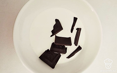 Смешайте шоколад со сливками, и отправьте в микроволновку на 1 минуту. После чего перемешайте смесь, и снова поместите в микроволновку еще на 1 минуту.