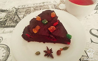 Готовый пирог остудите, и осторожно переместите на небольшое блюдо. Залейте выпечку получившейся шоколадной глазурью, и украсьте свежими фруктами или цукатами. Подавайте к горячему чаю или кофе.