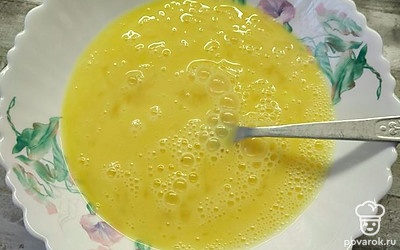 Разбейте яйца в тарелку.