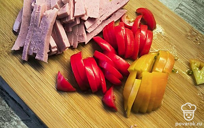 Нарежьте помидор, колбасу. Натрите сыр. 