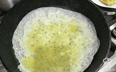 Вылейте яйцо в сковороду.