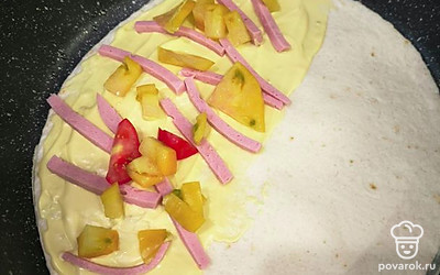 Положите лаваш, выложите все ингредиенты.