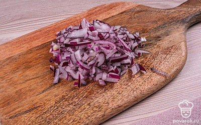 Мелко нашинкуйте лук.