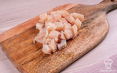 Нарежьте треску на небольшие кусочки.