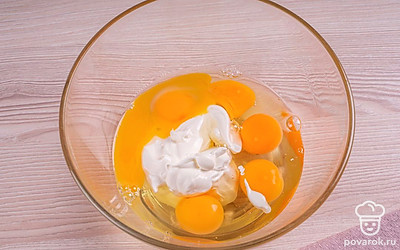 В миске смешайте яйца и сметану, добавьте соль и перец по вкусу.