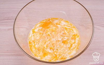 Все тщательно перемешайте вилкой до однородности