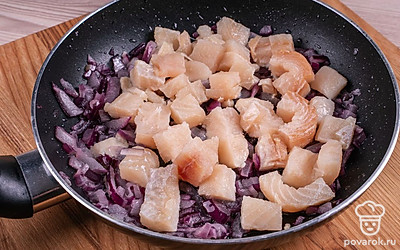 На разогретом масле сначала обжарьте лучок, а как только он станет мягким добавьте туда треску и обжарьте 5-7 минут.