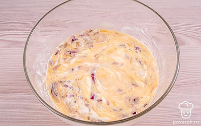 Добавьте рыбу и лук в яично-сметанную смесь и все хорошо перемешайте.