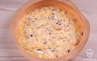 Аккуратно перелейте содержимое миски в силиконовую форму для выпечки и отправьте в разогретую до 180 С духовку.