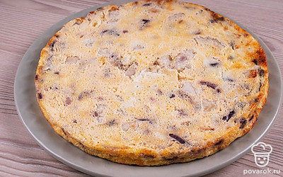 Выпекайте пирог 10-15 минут до появления румяной корочки сверху. Выложите пирог на блюдо и дайте ему немного остыть.