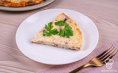 Разрежьте пирог на части и подавайте к столу.