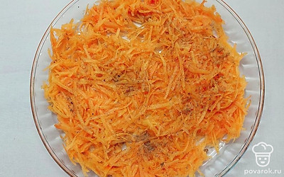 Подготовленную тыкву натрите на крупной терке, выложите в миску. Добавьте сахар и корицу. Хорошо перемешайте и оставьте, чтобы немного настоялась. Если вы хотите сделать вкус пряным, можете добавить немного любимых специй.