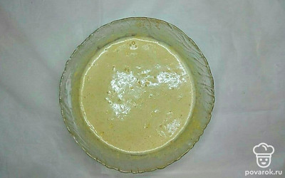 Приготовьте заливку. В чаше блендера соедините яйца, сахар, ванильный сахар и взбейте до однородной массы. Добавьте молоко, подсолнечное масло, цедру лимона, муку и еще раз все хорошо взбейте. На рабочую поверхность выложите один лист теста, вылейте на него немного заливки и кисточкой распределите тонким слоем по всей поверхности. Накройте вторым листом теста и опять смажьте, затем - третьим листом и снова смажьте заливкой.