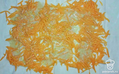 Сверху выложите тонким слоем натертую тыкву. Аккуратно заверните рулет. Выложите на противень, смазанный подсолнечным маслом. Когда все рулеты сформированы, смажьте их сверху оставшейся заливкой. Сверху рулетов сделайте вилкой проколы, чтобы при запекании выходил горячий воздух. Отправьте в разогретую до 220 °С духовку, запекайте при этой температуре в течение 30 минут.