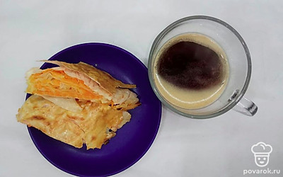 Подавайте тыквенник в горячем виде, в качестве десерта или закуски. При порционной подаче выложите на десертную тарелку.