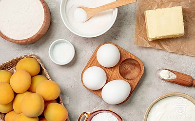 Подготовьте продукты для простого и вкусного пирога с абрикосами. Масло размягчите. Помойте абрикосы, разрежьте на две части, удалите косточки. Совет: Сметану можно заменить йогуртом или кефиром. Свежие абрикосы — консервированными.