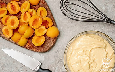 Замесите тесто. Смешайте миксером размягченное масло со 150 г сахара, солью, ванилином. Добавьте сметану и поочередно яйца, постоянно перемешивая тесто. Просейте муку, соедините с разрыхлителем, порционно вмешайте в тесто, которое должно стать достаточно густым.