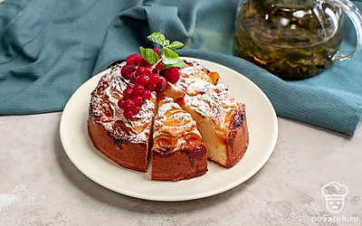 Подавайте пирог с абрикосами к чаю, когда выпечка немного остынет.