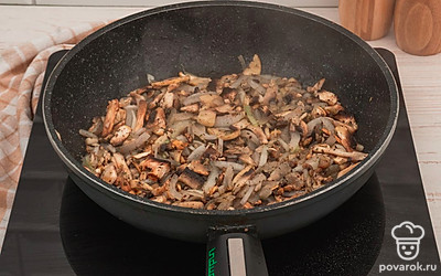 Нарежьте грибы и лук. Обжарьте их на разогретой с растительным маслом сковороде, приправив специями.