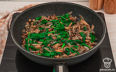 Добавьте к грибам и луку шпинат. Перемешайте и обжаривайте 2-3 минуты.