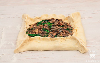 Закройте пирог по краям.