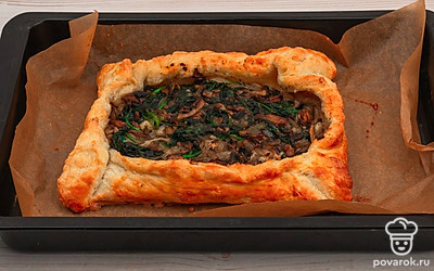 Поставьте пирог в предварительно разогретую до 180 градусов духовку на 40-50 минут.