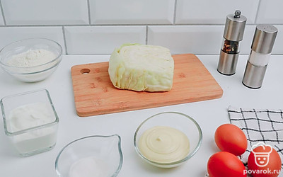 Хорошо вымойте яйца и капусту. Поставьте разогреваться духовку до 180°C. Отмерьте необходимое количество ингредиентов и выложите их на стол для удобства приготовления.