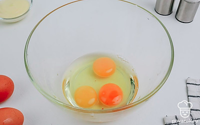 В миску разбейте яйца и взбейте их до легкой пены.