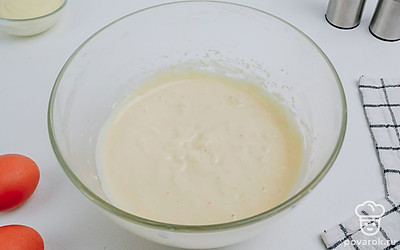 Добавьте в миску майонез и сметану и тщательно перемешайте ингредиенты. Тесто готово!