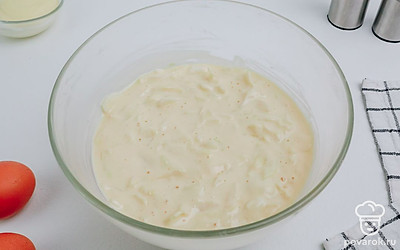 Соедините тесто с начинкой, перемешайте составляющие.