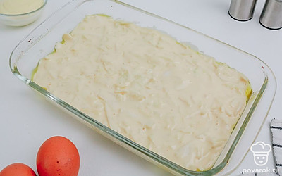 Перелейте тесто с начинкой в стеклянную или любую другую удобную для выпекания форму. Отправьте форму в предварительно разогретую до 180°C в духовку на 35 минут.