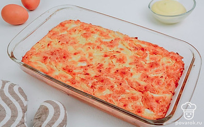 Готовность пирога проверьте деревянной шпажкой, воткнув ее в центр пирога. Если шпажка сухая, пирог готов. Выньте его из духовки и дайте ему остыть около 10 минут.