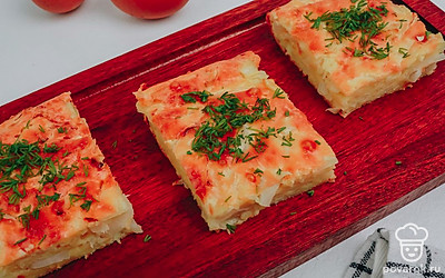 Пирог подавайте теплым или холодным, он одинаково хорош в обоих состояниях. Порционные кусочки посыпьте мелко порубленным свежим укропом. Приятного аппетита!