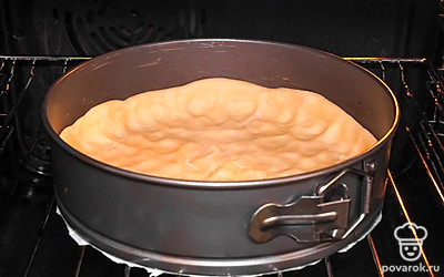 Приготовьте тесто для киша. Муку насыпьте в глубокую емкость, натрите туда же масло, добавьте воду и замесите тесто. Слепите из него шар, накройте полотенцем и дайте постоять в холодильнике 60 минут. Затем включите духовку на 200 градусов, раскатайте тесто по форме для выпечки и отправьте его в духовку на 15 минут.