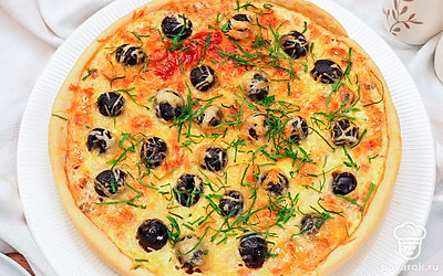 Подавайте киш с сардиной и маслинами со свежей зеленью, которая придаст ему пикантность и оттенит аромат рыбы.