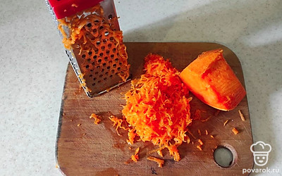 Тыкву натрите н мелкой терке, слегка посолите и оставьте на 5-10 минут, чтобы она пустила сок. Затем руками отожмите излишки тыквенного сока и приступайте к приготовлению манника.