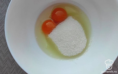 В глубокой миске соедините яйца, сахар и кефир. Размешайте до однородной консистенции при помощи венчика. Введите манку и тщательно вымешайте тесто в течение 5-7 минут. Это нужно для того, чтобы манник получился воздушным.