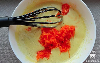 Затем добавьте натертую на терке тыкву, ванильный сахар и снова хорошо перемешайте. Если Вы решите добавить изюм, курагу, сухофрукты или цукаты, сделайте это на этом этапе.