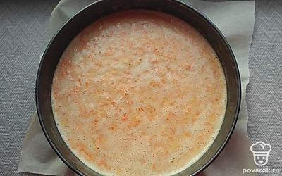 Форму для запекания, лучше если она будет разъемной застелите пергаментом и смажьте растительным маслом. Выложите смесь в форму, выровняйте поверхность и запекайте в духовке 50 минут при температуре 180 ℃.