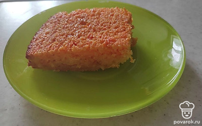 Готовому тыквенному маннику позвольте слегка остыть, добавьте свой любимый топпинг и подавайте к столу.