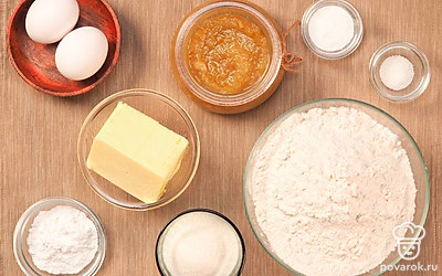 Растопите в микроволновой печи сливочное масло и полностью остудите. Можно топить не полностью, чтобы оно оставалось немного густоватым. Приготовьте форму для выпечки. Духовку разогрейте до 180 градусов.