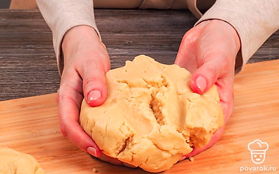 Приступите к приготовлению теста. В миске смешайте масло, сахар и ванилин. По одному вмешайте яйца. Муку с разрыхлителем вводите частями, каждый раз хорошо перемешивая. Замесите мягкое податливое тесто. Разделите его на две части: одну большую и вторую в 2 раза меньше. Меньшую часть заверните в пленку и положите на 60 минут в морозилку.