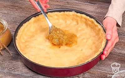 Подготовьте тесто и форму для выпечки. Форму для выпечки слегка смажьте маслом, большую часть теста равномерно распределите по форме, формируя бортики. Пока тесто в морозилке подмерзает, форму с тестом поставьте в холодильник. Выложите слой джема в форму и равномерно распределите ложкой по всей поверхности.