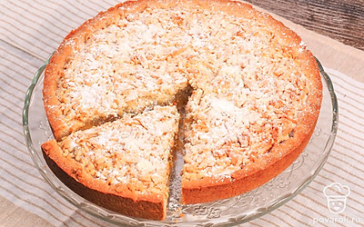 Подавайте пирог с джемом горячим, украсив сахарной пудрой.