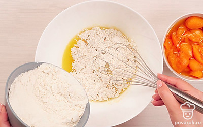 Приготовьте тесто. Сливочное масло растопите. Добавьте в него соль и сахар, тщательно перемешайте. Отделите белок от желтка. Добавьте к маслу желток. Взбейте получившуюся смесь. Добавьте муку. Замесите песочное тесто. Укройте тесто пищевой пленкой и уберите его в холодильник на 30 минут.