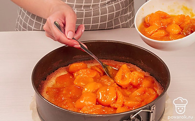 Испеките пирог. Распределите персиковое варенье по основе. Поместите форму в духовку еще на 15 минут.