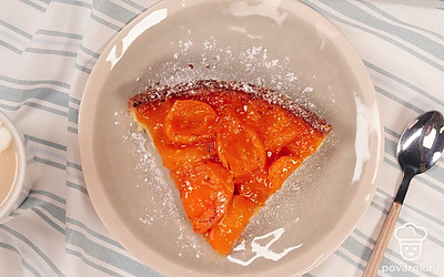 Перед подачей дайте пирогу остыть, чтобы начинка не растекалась при нарезке.