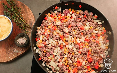 Смешайте все обжаренные овощи и добавьте к ним говяжий фарш. Обжаривайте все вместе до выделения сока из мяса, постоянно помешивая.