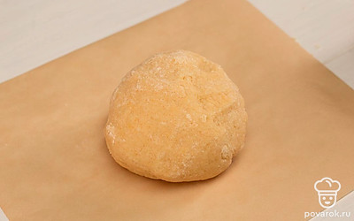 Раскатайте тесто по размеру вашей формы (с учетом бортов в 3-4 см) и отправьте в холодильник на 10 минут.