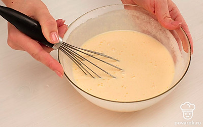 Приготовьте начинку: взбейте венчиком сметану с яйцами, сахаром и ванилином до однородности.